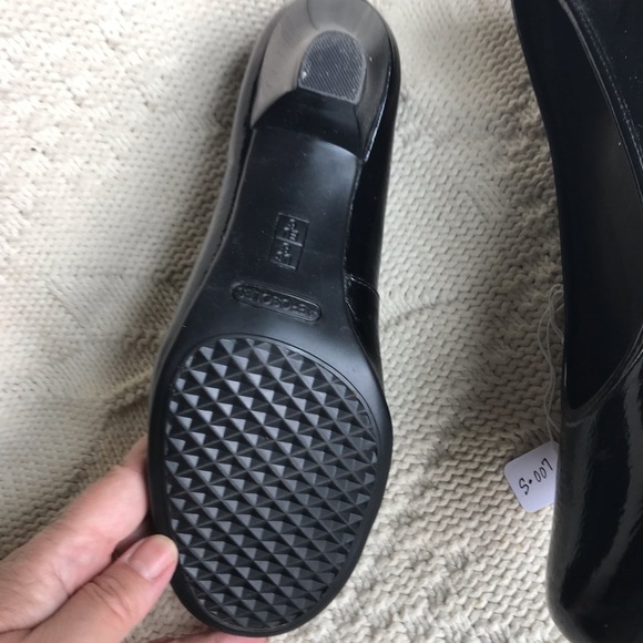 Aerosoles black patent leather pumps, size 8 - Picture 5 of 9